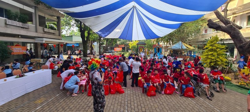 Những trẻ em tàn tật, mồ côi tại Trung tâm bảo trợ trẻ em tàn tật mồ côi Thị Nghè (TP.HCM), đã có một ngày vui cùng với nhân viên Nova Group Những trẻ em tàn tật, mồ côi tại Trung tâm bảo trợ trẻ em tàn tật mồ côi Thị Nghè (TP.HCM), đã có một ngày vui cùng với nhân viên Nova Group