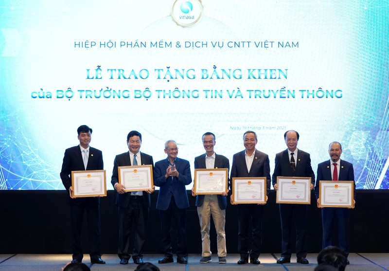 TS. Mai Liêm Trực – nguyên Thứ trưởng Bộ Bưu Chính Viễn Thông (thứ ba từ trái sang) – trao tặng Bằng khen của Bộ trưởng Bộ Thông tin và Truyền thông cho Chủ tịch MISA Lữ Thành Long (ngoài cùng bên phải) TS. Mai Liêm Trực – nguyên Thứ trưởng Bộ Bưu Chính Viễn Thông (thứ ba từ trái sang) – trao tặng Bằng khen của Bộ trưởng Bộ Thông tin và Truyền thông cho Chủ tịch MISA Lữ Thành Long (ngoài cùng bên phải)