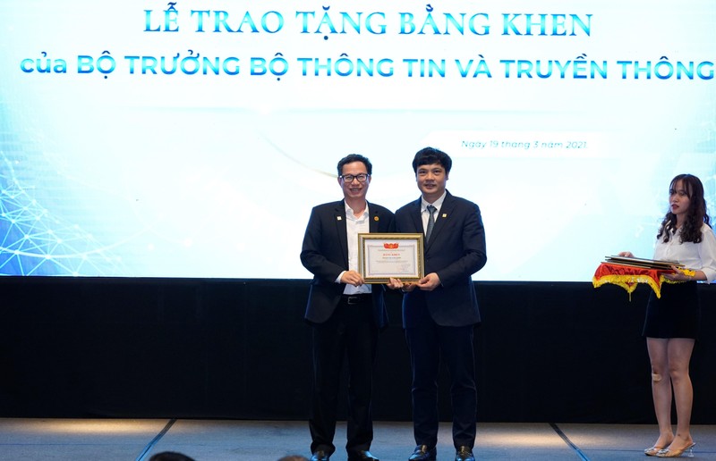 Tân Chủ tịch VINASA Nguyễn Văn Khoa trao tặng Bằng khen của VINASA cho Phó Chủ tịch MISA Nguyễn Xuân Hoàng Tân Chủ tịch VINASA Nguyễn Văn Khoa trao tặng Bằng khen của VINASA cho Phó Chủ tịch MISA Nguyễn Xuân Hoàng