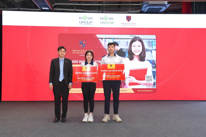 TS Bùi Phi Hùng – Tổng Giám đốc Nova Education Group trao tặng học bổng đến hai học sinh đạt điều kiện tại chương trình. TS Bùi Phi Hùng – Tổng Giám đốc Nova Education Group trao tặng học bổng đến hai học sinh đạt điều kiện tại chương trình.