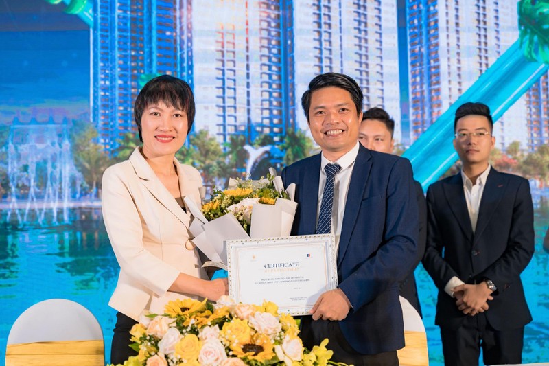 Đại diện MIKGroup trao chứng nhận hợp tác cho đại diện Tân Long Land