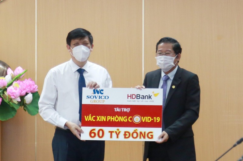 Ông Nguyễn Thanh Long - Bộ trưởng Bộ Y tế đại diện cho Bộ Y tế nhận nguồn kinh phí 60 tỷ đồng mua vaccine phòng Covid-19 do Ông Phạm Quốc Thanh – Tổng Giám đốc HDBank đại diện HDBank và Sovico trao tặng