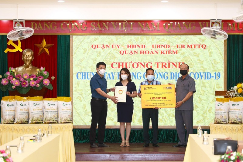 Bà Ninh Thị Lan Phương – Phó TGĐ SHB và ông Nguyễn Tất Thắng – Phó TGĐ Tập đoàn T&amp;T Group trao ủng hộ MTTQ quận Hoàn Kiếm và đại diện 18 phường có các hộ, gia đình khó khăn trên địa bàn quận Hoàn Kiếm vượt qua dịch bệnh