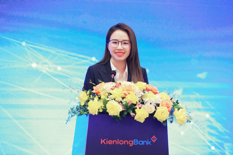 Bà Trần Thị Thu Hằng - Chủ tịch HĐQT phát biểu tại Đại hội Bà Trần Thị Thu Hằng - Chủ tịch HĐQT phát biểu tại Đại hội