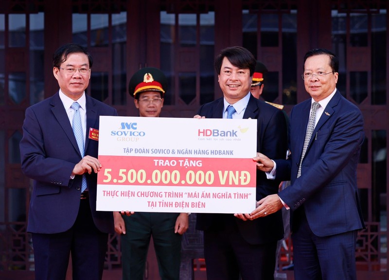 Ông Nguyễn Văn Hảo - Phó Tổng giám đốc Ngân hàng HDBank (giữa) và Ông Chu Việt Cường- Phó Tổng giám đốc Tập đoàn Sovico (bìa phải) trao tặng kinh phí xây dựng 100 căn nhà tình nghĩa với tổng giá trị 5,5 tỷ đồng cho tỉnh Điện Biên.