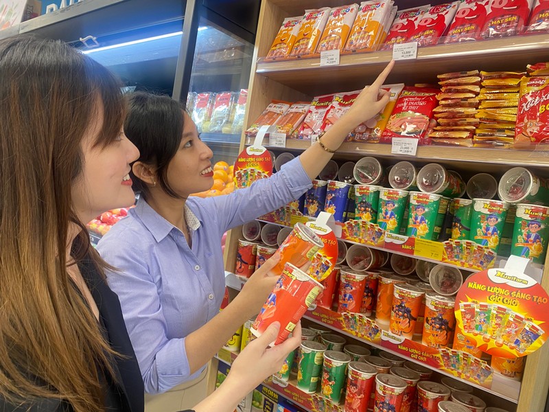 Từ quý 3 trở đi, doanh thu và lợi nhuận của Nova Consumer sẽ hợp nhất với mảng hàng tiêu dùng. Trong hình: Người tiêu dùng chọn mua sản phẩm xúc xích Xuxifarm tại siêu thị Nova Market. Từ quý 3 trở đi, doanh thu và lợi nhuận của Nova Consumer sẽ hợp nhất với mảng hàng tiêu dùng. Trong hình: Người tiêu dùng chọn mua sản phẩm xúc xích Xuxifarm tại siêu thị Nova Market.