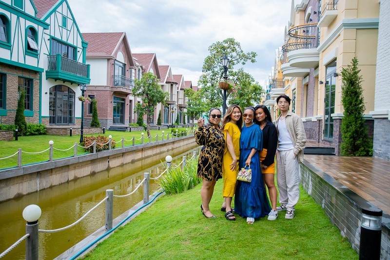 Đoan Trang cùng người thân khám phá khu biệt thự Lagoon lấy ý tưởng từ những ngôi nhà bên sông của Hà Lan