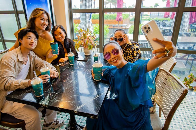 Đoan Trang chụp ảnh selfie cùng chị gái và các cháu