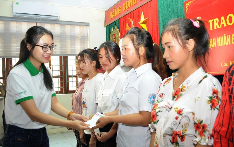 Đại điện FE CREDIT động viên, chia sẻ với gia đình, nạn nhân bị mua bán người, tại Cao Bằng Đại điện FE CREDIT động viên, chia sẻ với gia đình, nạn nhân bị mua bán người, tại Cao Bằng