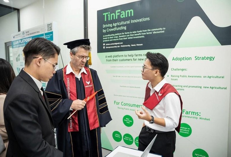 TinFarm, được sáng lập bởi Trần Quốc Bảo, sinh viên Viện Kỹ thuật và Khoa học máy tính VinUni, là một nền tảng hỗ trợ gọi vốn cộng đồng cho các dự án phát triển nông nghiệp sạch. Tinfarm kết nối trực tiếp người nông dân với các doanh nghiệp chế biến/phân phối sản phẩm nông/thủy sản, nhằm tối ưu nhu cầu, tối ưu chi phí vận hành, vận chuyển.