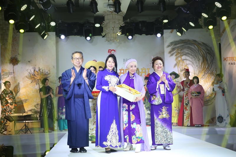 Từ trái qua phải: Ngài Yamada Takio, Đại sứ đặc mệnh toàn quyền Nhật Bản tại Việt Nam; bà Mori Masako, Cố vấn đặc biệt của Thủ tướng Nhật Bản; bà Kobayashi Eiko, nhà thiết kế và nhà sáng lập của Be-Japon; bà Nguyễn Thị Nga, Chủ tịch Tập đoàn BRG. Từ trái qua phải: Ngài Yamada Takio, Đại sứ đặc mệnh toàn quyền Nhật Bản tại Việt Nam; bà Mori Masako, Cố vấn đặc biệt của Thủ tướng Nhật Bản; bà Kobayashi Eiko, nhà thiết kế và nhà sáng lập của Be-Japon; bà Nguyễn Thị Nga, Chủ tịch Tập đoàn BRG.