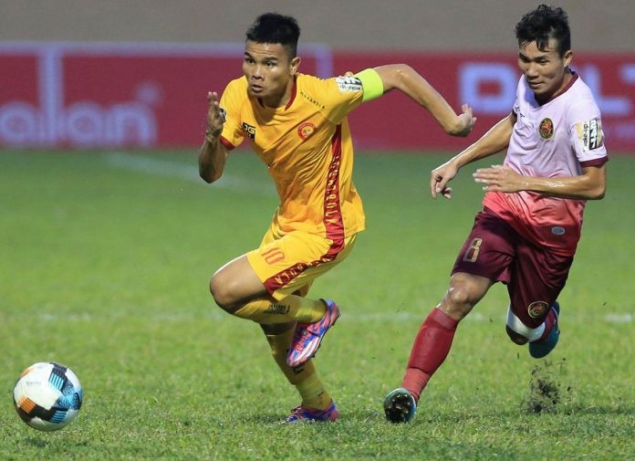 Các cầu thủ Thanh Hóa (áo vàng) đang có những ngày thăng hoa