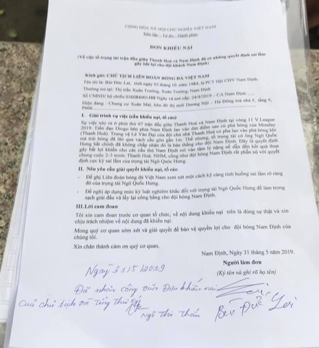 Cổ động viên Bùi Đức Lai của Nam Định đã viết đơn khiếu nại trọng tài (ảnh Viettimes) Cổ động viên Bùi Đức Lai của Nam Định đã viết đơn khiếu nại trọng tài (ảnh Viettimes)