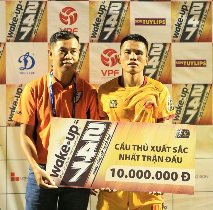 7 gương mặt xuất sắc vòng 12 V-League 2019 ảnh 1 So với mùa giải trước, đội trưởng Lê Văn Thắng đã tham gia kiến tạo nhiều hơn nơi cánh phải nhiều hơn (ảnh VPF)