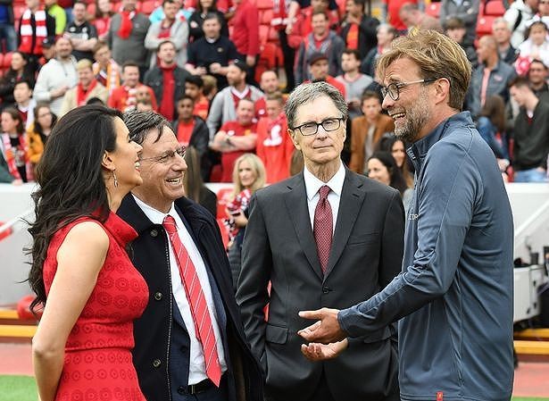 Tỷ phú John W Henry (giữa) là người đưa HLV Jurgen Klopp về sân Anfield để thay thế Brendan Rodgers (ảnh CLB)