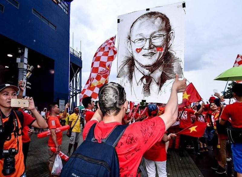 King's Cup 2019: Đã đến lúc người Thái phải “tâm phục, khẩu phục“ ảnh 2 Người hâm mộ dành trọn niềm tin cho HLV Park Hang- Seo (ảnh TTVH)