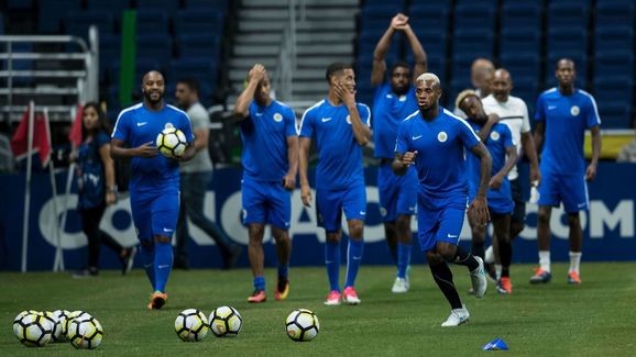 Dễ nhận biết nhất là các cầu thủ Curacao đều có chiều cao vượt trội cầu thủ Việt Nam (ảnh FAT)