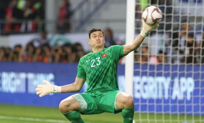 Thủ môn Văn Lâm vẫn phải cải thiện khả năng xử lý các tình huống bóng chết, bóng bổng (ảnh VnExpress)
