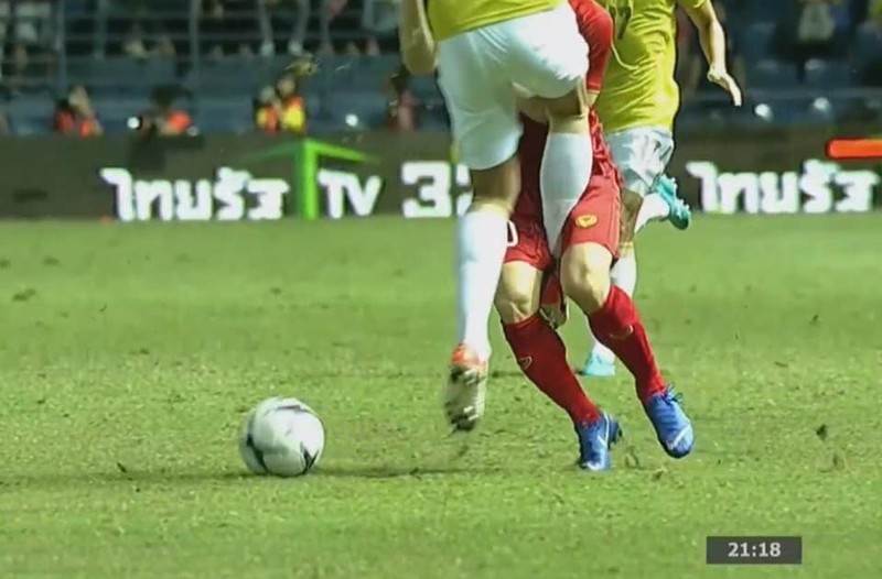 Các cầu thủ chủ nhà dùng cả võ Muay Thái để tìm kiếm chiến thắng trước đội tuyển Việt Nam (ảnh Vietnamfootball)