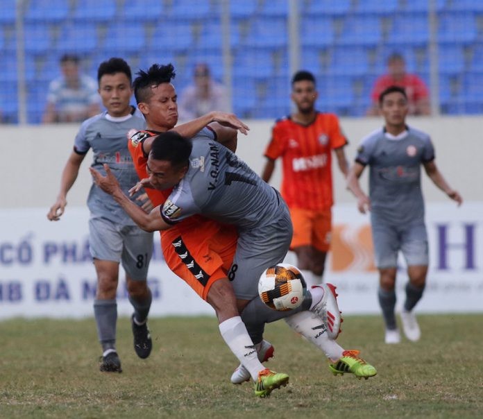 Hơi nóng các đội phía sau đã phả vào lưng đội đầu bảng TP.HCM (ảnh VPF)