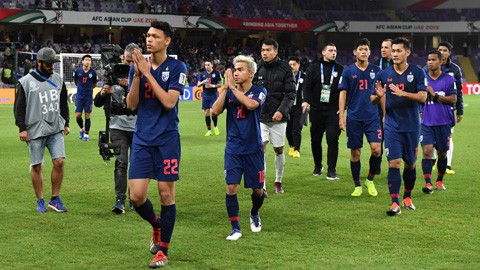 Bóng đá Thái Lan,  thay HLV như “thay áo” ảnh 1 Thi đấu bết bát nên các HLV, cầu thủ Thái Lan liên tục gửi đến NHM lời xin lỗi (ảnh FAT)