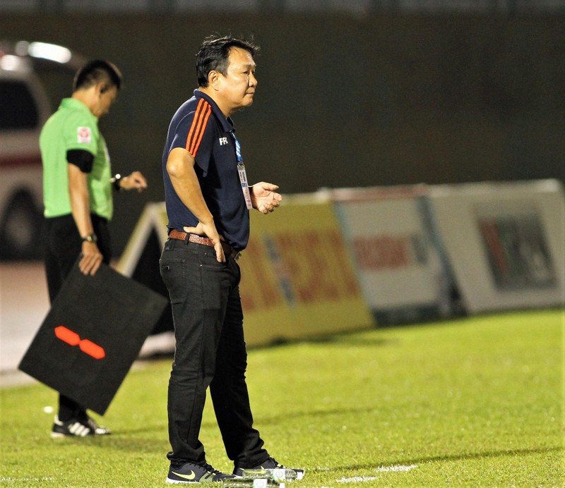 Số phận HLV Hoàng Văn Phúc khá giống với HLV Claudio Ranieri, dẫn dắt Leicester vô địch Premier League 2015-2016 và sớm bị sa thải sau đó khi thành tích đội bóng nết bát (ảnh Onsport)