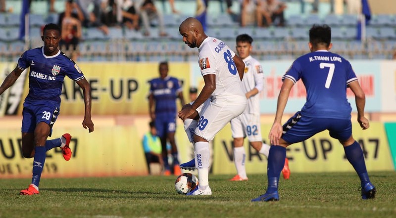 Claudecir nặng nề xoay xở vụng về đến khó tả giữa hàng phòng ngự của đội khách B.Bình Dương (ảnh VPF)