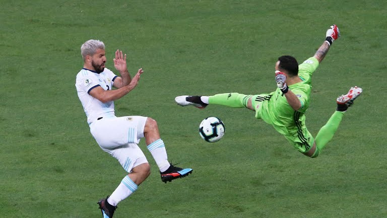 Khi thủ môn David Ospina làm việc xuất sắc, nên dù Albiceleste có các chỉ số chuyên môn tốt hơn, cầm bóng 54%, thực hiện 13 cú sút, trúng đính 6 (phía Colombia là 8 và 2) thì phần thắng vẫn thuộc về HLV Carlos Queiroz và các học trò.