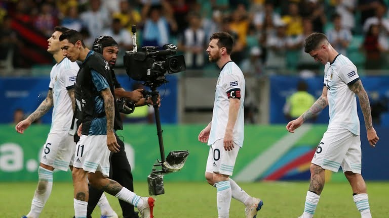  Argentina quá phụ thuộc vào Messi và  ngoài Messi ra, Argentina không có nhiều cầu thủ có đẳng cấp vượt trội, HLV cũng chỉ vào loại xoàng (ảnh AP)