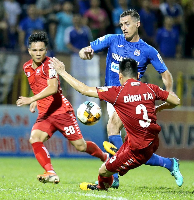 Hàng phòng thủ Hải Phòng bất lực nhìn lão tướng Dyachenko ghi hattrick bàn thắng (ảnh VPF)