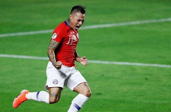 Eduardo Vargas tỏa sáng với cú đúp vào lưới Nhật Bản trong chiến thắng 4-0. Ảnh: AP Eduardo Vargas tỏa sáng với cú đúp vào lưới Nhật Bản trong chiến thắng 4-0. Ảnh: AP