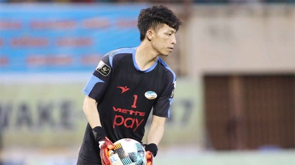 Xuân Sơn đã có hai pha cản phá thành công, góp phần vào chiến thắng 1-0 cho Viettel trước chủ nhà S.Khánh Hòa (ảnh Goal)