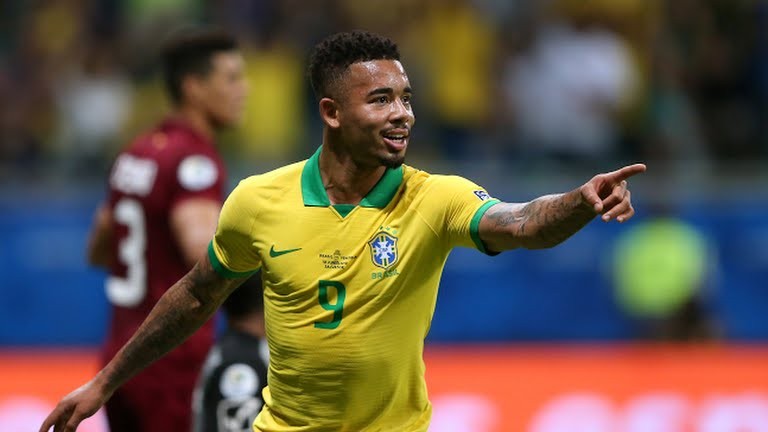 VAR đã ngăn điệu Samba nổi lên trên sân Fonte Nova  ảnh 3 Nhưng trong lúc các cầu thủ Brazil ăn mừng, trọng tài đã xem lại VAR và từ chối bàn thắng bởi cho rằng các cầu thủ Brazil đã việt vị trước khi đưa bóng vào lưới. (ảnh AP)