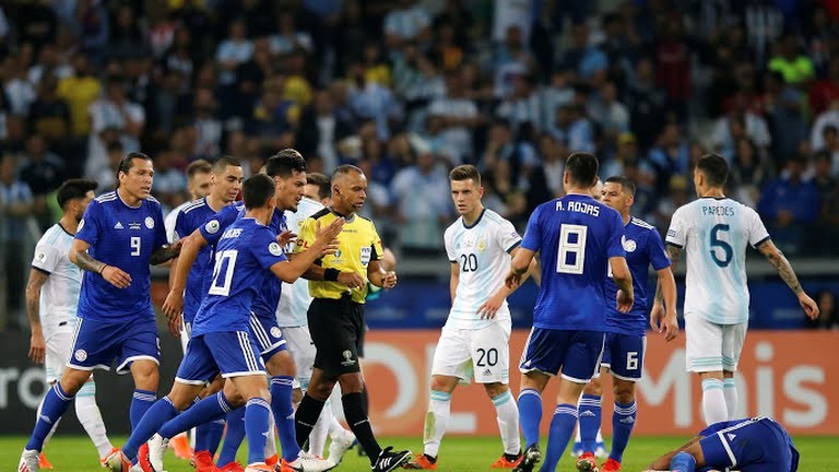 Trận này, Argentina dở đều trên mọi vị trí, không kiếm được quả phạt 11m gỡ hòa nhờ VAR thì họ đã trắng tay (ảnh AP)