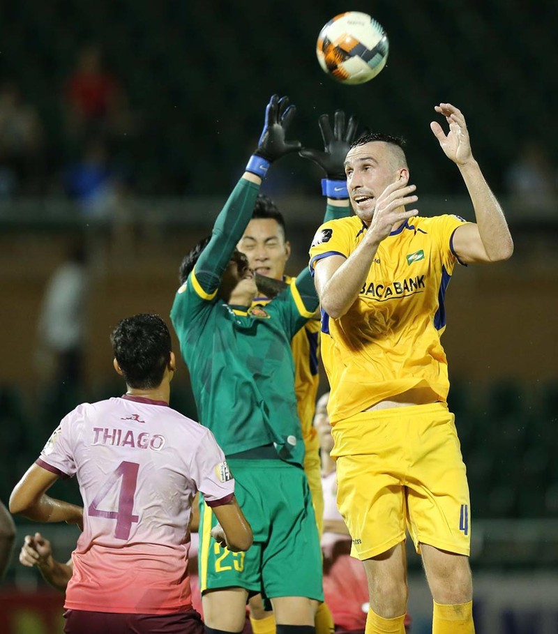 SLNA có thành tích phòng ngự khá tuyệt vời khi có đến 9/13 trận giữ sạch mảnh lưới của mình, sau lượt đi chỉ để thủng lưới 9 bàn được đánh giá tốt nhất V.League 2019. (ảnh VPF)