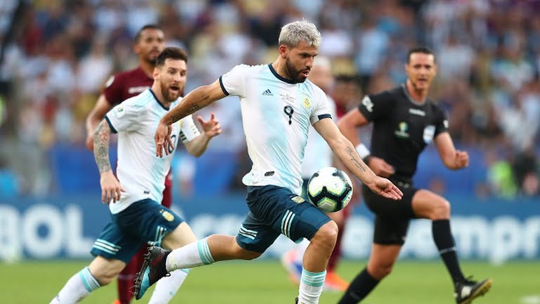 Trận này Messi chơi lùi thấp làm nhiệm vụ kiến tạo (ảnh CNN)