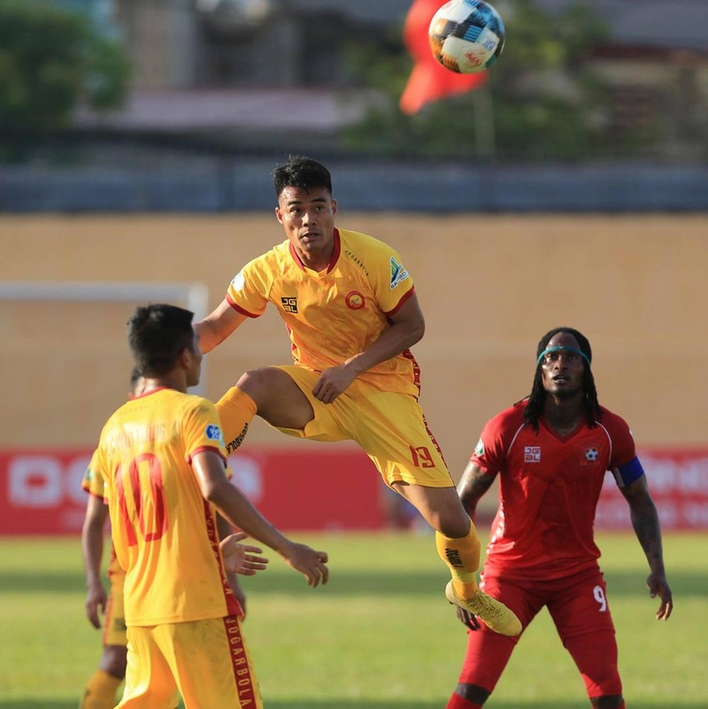 Vương Quốc Trung (19) khoác áo Thanh Hóa để chống lại chính đội bóng vừa sa thải mình (ảnh VPF)