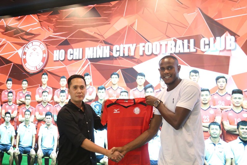 Việc bầu Thanh xuất hiện trên khán đài sân Thống Nhất dấy lên nguồn tin Joel Vinicius sẽ về sân Vinh (ảnh CLB TPHCM) Việc bầu Thanh xuất hiện trên khán đài sân Thống Nhất dấy lên nguồn tin Joel Vinicius sẽ về sân Vinh (ảnh CLB TPHCM)