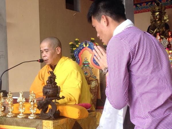 Ngày 20/4/2015, Công Vinh làm lễ quy y tại chùa Long Quang (Thanh trì, Hà Nội). Ảnh VietTimes.