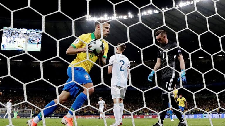 Đá với các nhà bậc thầy về kỹ thuật sân cỏ mà ngay từ phút 19 đã thủng lưới thì bất cứ đội bóng nào cũng chỉ chuốc thật bại thêm (ảnh CNN)