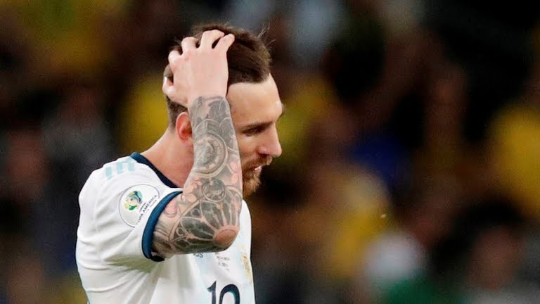 Messi vẫn xuất sắc như thường lệ nhưng việc anh phải chơi xa khung thành Brazil và các cầu thủ chủ nhà có phương án phong tỏa M10 nên anh không làm được gì nhiều. (ảnh CNN)