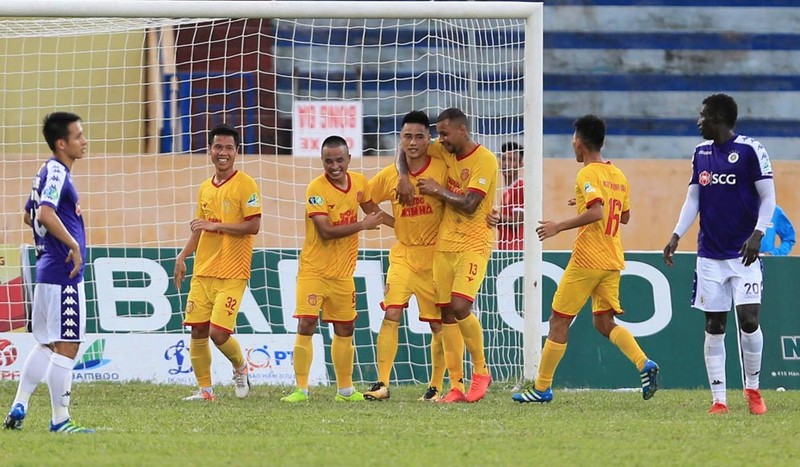 Sỹ Minh (8) vào sân, các đối thủ sẽ không còn dám lùi sâu phòng thủ mà phải dâng cao kèm người, cơ hội sẽ mở ra cho các đối thủ khác. (ảnh VPF) Sỹ Minh (8) vào sân, các đối thủ sẽ không còn dám lùi sâu phòng thủ mà phải dâng cao kèm người, cơ hội sẽ mở ra cho các đối thủ khác.