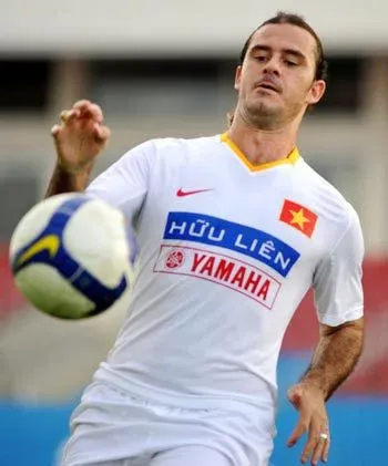 “Lão già gân” Huỳnh Kesley ảnh 2 Tháng 5/2009, cùng Đinh Hoàng La và Đinh Hoàng Max, Huỳnh Kesley là ba cầu thủ gốc ngoại được triệu tập (ảnh Hoàng Hà)