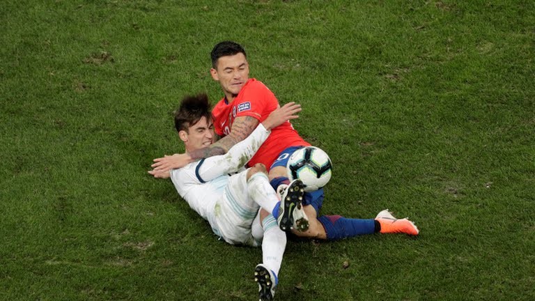 . Một trận đấu tranh giải ba có tới 2 thẻ đỏ, 7 thẻ vàng và việc 2 ông đội trưởng rủ nhau “đi tắm sớm” sẽ còn bị báo chí 2 nước mổ xẻ (ảnh AP) . Một trận đấu tranh giải ba có tới 2 thẻ đỏ, 7 thẻ vàng và  việc 2 ông đội trưởng rủ nhau “đi tắm sớm” sẽ còn bị báo chí 2 nước mổ xẻ (ảnh AP)