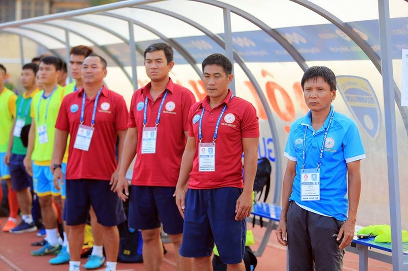 Hơi nóng đã phả sau gáy HLV Võ Đình Tân và các cầu thủ S.Khánh Hòa (ảnh VietTimes) Hơi nóng đã phả sau gáy HLV Võ Đình Tân và các cầu thủ S.Khánh Hòa (ảnh VietTimes)