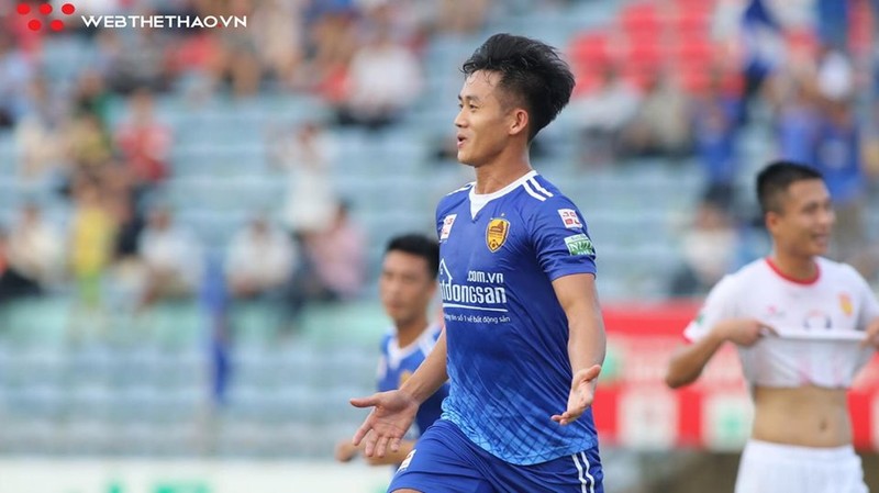 Ghi bàn thắng nâng tỷ số lên 2-1, tiền đạo Hà Minh Tuấn đã được bầu là cầu thủ xuất sắc nhất trận đấu (ảnh Webthethao) Hà Minh Tuấn đã được bầu là cầu thủ xuất sắc nhất trận đấu (ảnh VietTimes)