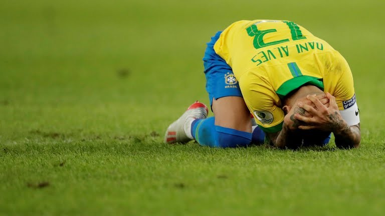 Lão tướng 36 tuổi Alves quá đỗi hạnh phúc (ảnh AP)