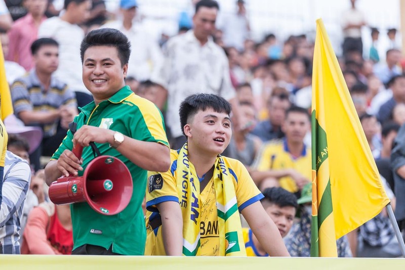 Khán giả sân Vinh đang ngóng chờ Vinicius ghi bàn (ảnh VPF) Khán giả sân Vinh đang ngóng chờ Vinicius ghi bàn (ảnh VPF)