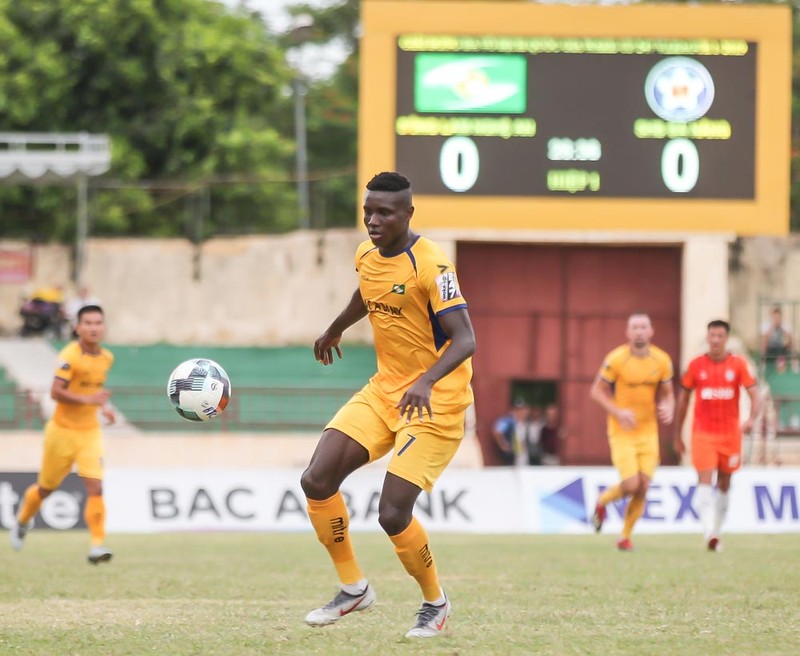 Việc chọn SLNA chọn duy nhất phương án nhồi bóng cho 2 ngoại binh đã được HLV Lê Huỳnh Đức hóa giải khá đơn giản (ảnh VPF) Trong trận đấu tiên Vinicius với Olaha như 2 người bạn xa lạ (ảnh VPF)