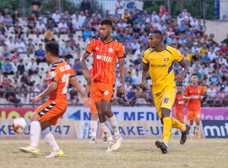 Trong trận đấu tiên Vinicius với Olaha như 2 người bạn xa lạ (ảnh VPF) Trong trận đấu tiên Vinicius với Olaha như 2 người bạn xa lạ (ảnh VPF)